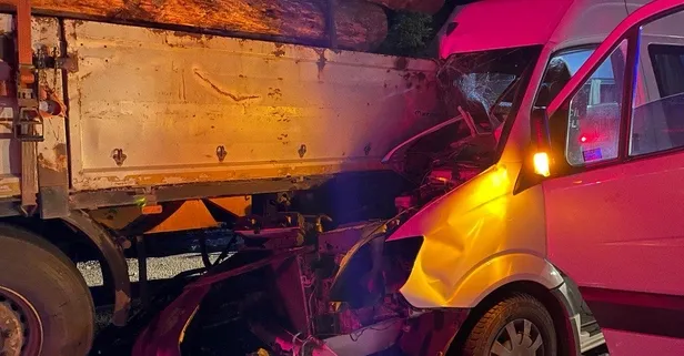 Anadolu Otoyolu'nda can pazarı: Tıra çarpan minibüsteki 20 kişi yaralandı 1 kişi öldü