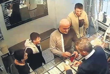 Yerde buldukları 1,3 milyonluk altını sahibine teslim ettiler
