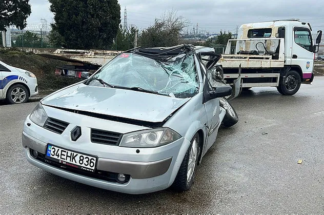 Tuzla'da kayganlaşan yolda kontrolden çıkan araç kamyona çarptı! 1'i ağır 2 yaralı