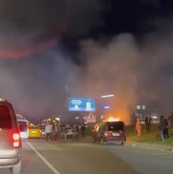 Kadıköy'de korku dolu anlar: Seyir halindeki hafif ticari araç alevlere teslim oldu-2