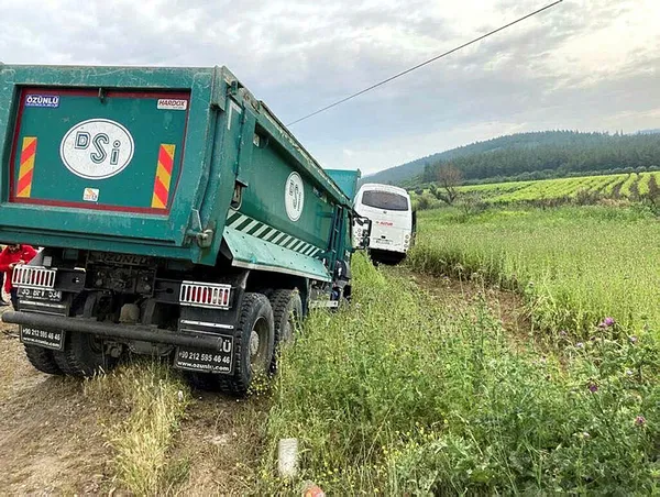 Son dakika: Manisa'da 3 aracın karıştığı kaza: 12 yaralı-2