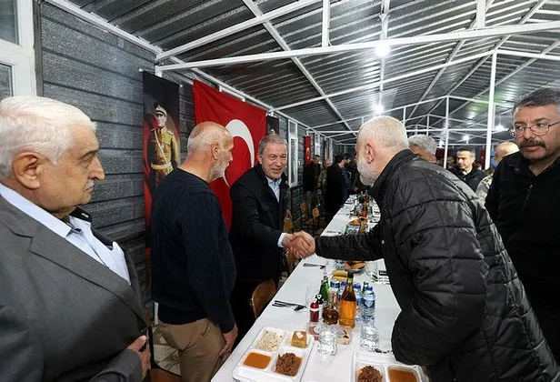 Bakan Akar afet bölgesinde: "Üstesinden gelemeyeceğimiz zorluk yok"-3