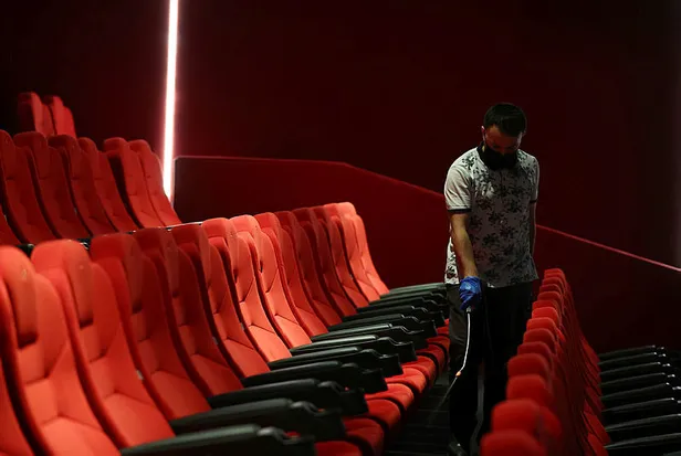 sinema-salonlari-ne-zaman-acilacak-1-temmuz-istanbulda-sinemalar-acildi-mi-bugun-sinema-salonlari-acik-mi-1625143024193.jpg Sinema salonları ne zaman açılacak? 1 Temmuz İstanbul'da sinemalar açıldı mı? Bugün sinema salonları açık mı?-4