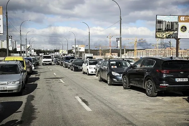 Kadın, çocuk, yaşlı... Kiev'deki tahliye koridorlarından sivillerin geçişi devam ediyor! Araçlarda dikkat çeken yazı-6