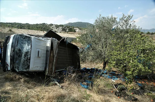 Mersin'de feci kaza! Şeftali yüklü kamyonet devrildi! Ölü ve yaralılar var
