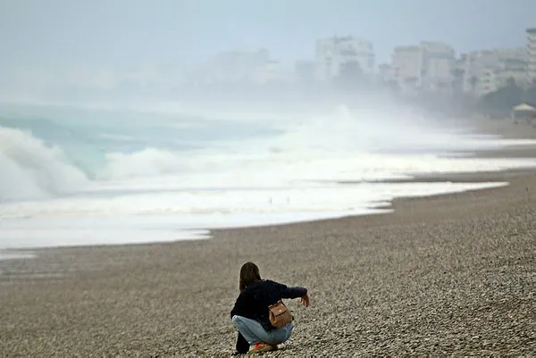 antalyada-hortum-felaketi-catilar-uctu-agaclar-sokuldu-1610532875419.jpg Antalya'da hortum felaketi! Çatılar uçtu ağaçlar söküldü-3