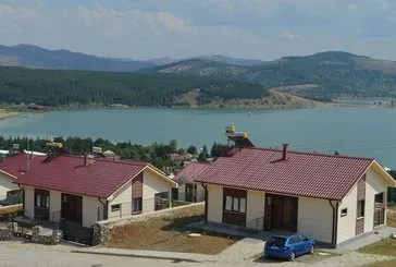 Depremzedelere göl manzaralı villa konforunda köy evi