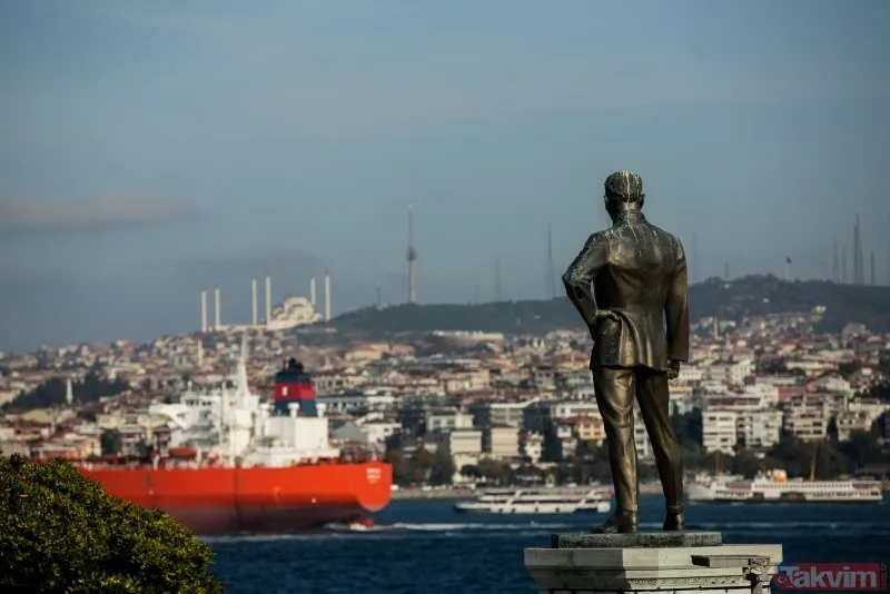 İstanbul Sarayburnu'nda bulunan Atatürk heykelinin bakımsız kalması tepki çekti