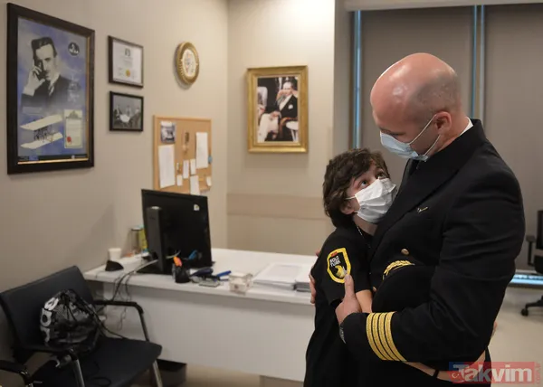 Beynindeki rahatsızlık nedeniyle Samsun'dan İstanbul'a gelen 13 yaşındaki Safa karşısında SoloTürk pilotu Yalın Ahbap'ı görünce gözyaşlarını tutamadı - 1