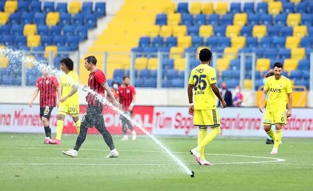 genclerbirligi-fenerbahce-macinda-ilginc-enstantaneler-1594139588641.jpeg Gençlerbirliği - Fenerbahçe maçında ilginç enstantaneler!-4