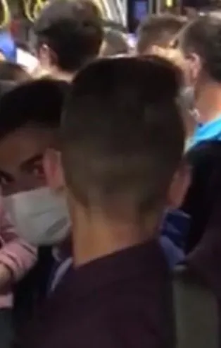 Son dakika: İETT otobüsünde sosyal mesafe kalmadı Kovid-19 tedbirleri unutuldu