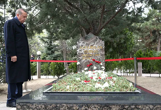 Cumhurbaşkanı Erdoğan'dan Türkeş'in kabrine ziyaret-1