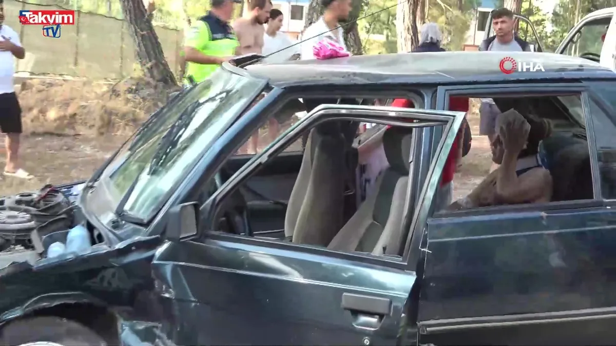 Antalya’da kafa kafaya çarpışma: 3 yaralı!