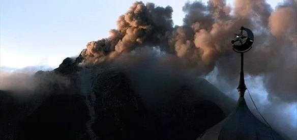 Endonezya'nın batısında Sinabung yanardağı güçlü patlamalarla kül ve lav püskürttü