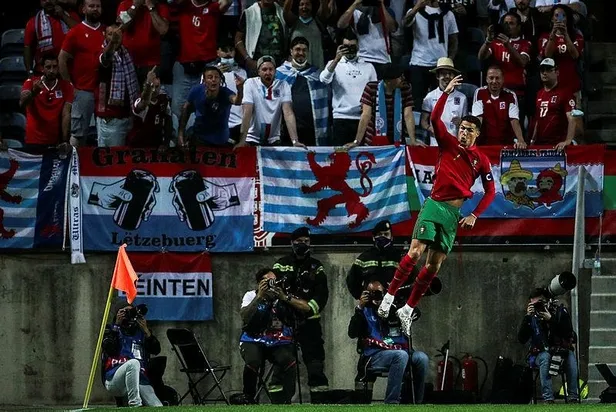 rekora-doymuyor-cristiano-ronaldo-luksemburg-karsisinda-hat-trick-yaparak-tarihe-gecti-1634073620612.jpeg Rekora doymuyor! Cristiano Ronaldo Lüksemburg karşısında hat-trick yaparak tarihe geçti-4