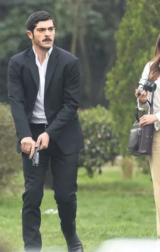 Burak Deniz ve Alina Boz'un başrollerini paylaştığı Maraşlı sosyal medyada gündem oldu | 17 Şubat magazin haberleri