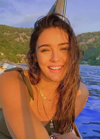zehra-gunes-kimdir-kac-yasinda-nereli-boyu-kac-instagram-hesabi-ne-zehra-gunesin-sevgilisi-kim-1634221027476.jpg