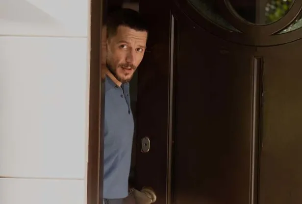 sakla-benide-flas-sahne-izleyicinin-ayaklari-yerden-kesildi-piliyi-pirtiyi-toplayip-gidiyor-1701609848921.jpg Sakla Beni'de flaş sahne! İzleyicinin ayakları yerden kesildi! Pılıyı pırtıyı toplayıp gidiyor!-1