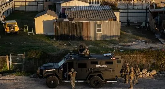 abddeki-saldiridan-kirli-plan-cikti-kumpasin-adi-deas-asil-hedef-suriyeden-cikacagim-diyen-trump-mi-1735795957254.jpeg Kolluk kuvvetleri şüphelinin mülküne baskın düzenledi.