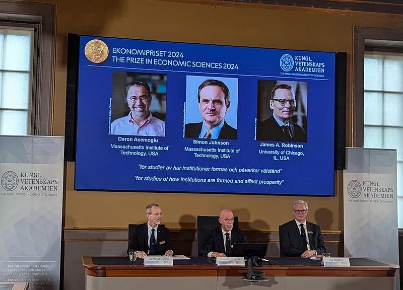 İsveç Kraliyet Bilimler Akademisi'nde düzenlenen basın toplantısında, Nobel Ekonomi Ödülü'nün kazananları açıklandı. 2024 Nobel Ekonomi Ödülü'ne, kurumların oluşumu ve refaha etkilerine ilişkin çalışmalarından dolayı Daron Acemoğlu, Simon Johnson ve James Robinson layık görüldü. (AA)