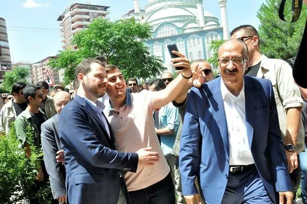 Bakan Albayrak'tan çocuklara karne hediyesi-3