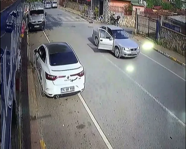 Sultangazi'de dehşet anları kamerada! Yumrukladığı kadını otomobilden attı-2