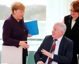 Seehofer, koronavirüs nedeniyle Merkel’in elini sıkmadı