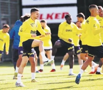 Fenerbahçe Teknik Direktörü İsmail Kartal Hatay maçı öncesi oyuncularıyla toplantı yaptı: Bıraktığımız yerden devam ediyoruz-3
