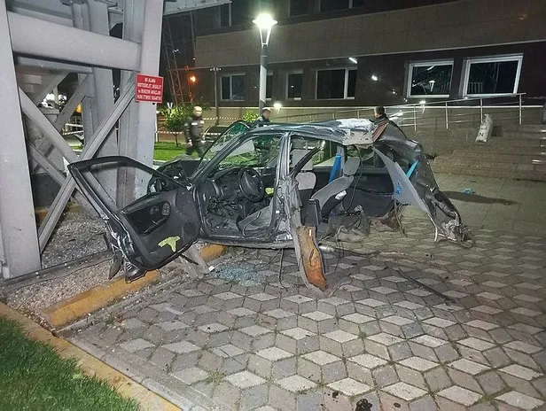 kocaelinde-ust-gecidin-demirine-carpan-otomobil-ikiye-bolundu-surucu-agir-yarali-1684030530735.jpeg Kocaelin'de üst geçidin demirine çarpan otomobil ikiye bölündü! Sürücü ağır yaralı-2