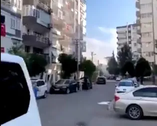 İzmirde meydana gelen depremde bir binanın yıkılma anı kameraya yansıdı