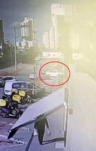 Fren yerine gaza bastı! Markete bodoslama daldı