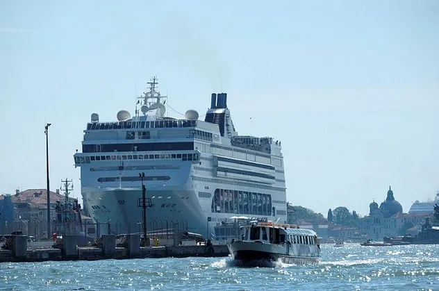 Son dakika: Venedik'te kontrolden çıkan cruise gemisi, bir gemiye ve limana böyle çarptı