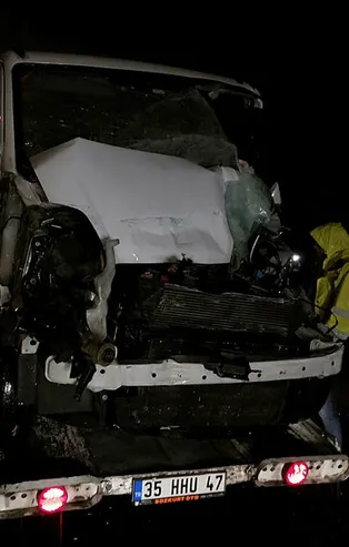 Feci kaza! Minibüs TIR'a arkadan çarptı