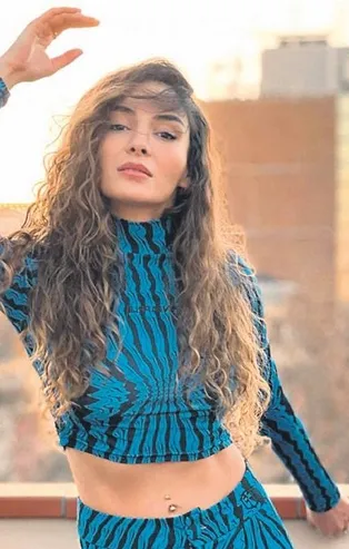 Ebru Şahin'in pozu Cedi'nin kalbini sıkıştırdı... Güzel oyuncuya sosyal medyadan iltifatlar yağdırdı