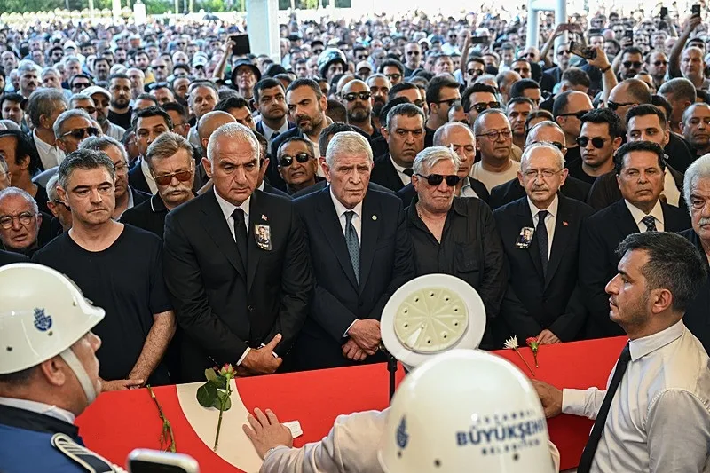 kadir-inanirin-cenaze-toreninde-kilicdarogluna-montajli-yuhalama-videosu-1782677820852.jpeg Kadir İnanır'ın cenaze töreninde CHP krizi! Kılıçdaroğlu'na montajlı yuhalama videosu: Karanlık metodun farkındayız-5