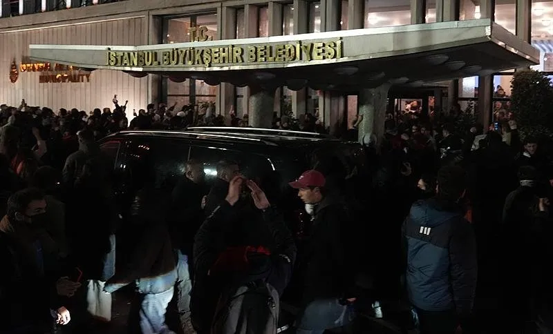 İzinsiz gösteride bazı eylemciler İBB binasına girmeye çalıştı. (AA)