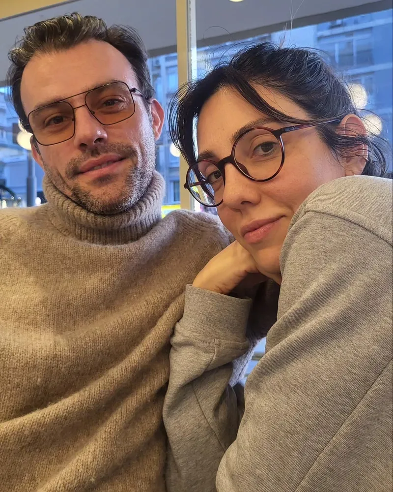 salih-bademcinin-esi-imer-ozgune-ettigi-evlilik-teklifi-narsist-dedirtti-1775033370122.jpg Salih Bademci'nin eşi İmer Özgün’e ettiği evlilik teklifi “Narsist” dedirtti!-4