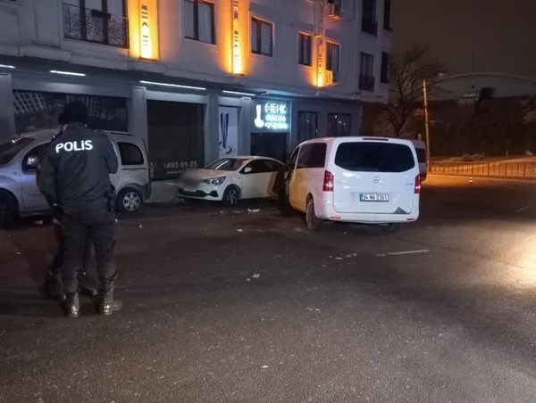 kendi-kullandigi-ticari-aracin-altinda-kalan-surucu-hayatini-kaybetti-1677899879737.jpg Kendi kullandığı ticari aracın altında kalan sürücü hayatını kaybetti-4