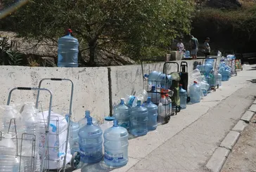 İzmir’in 8 ilçesinde 32 saatlik su kesintisi! Vatandaşlar çeşmelere koştu uzun kuyruklar oluştu