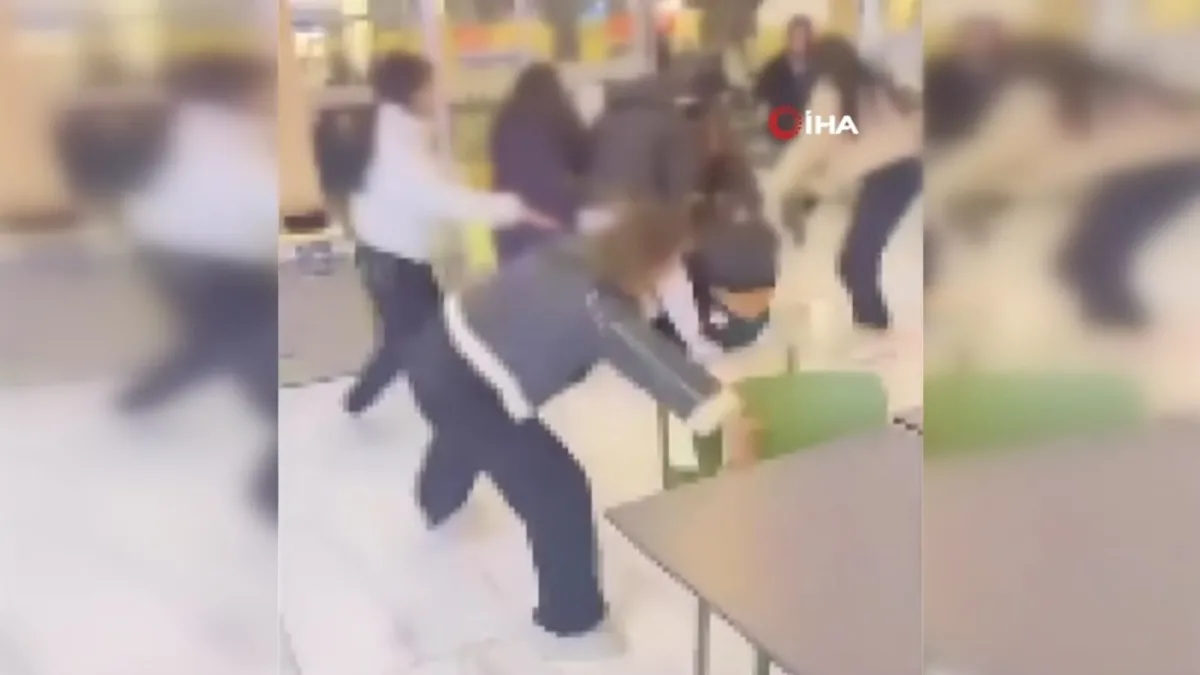 AVM'de kız kavgası!