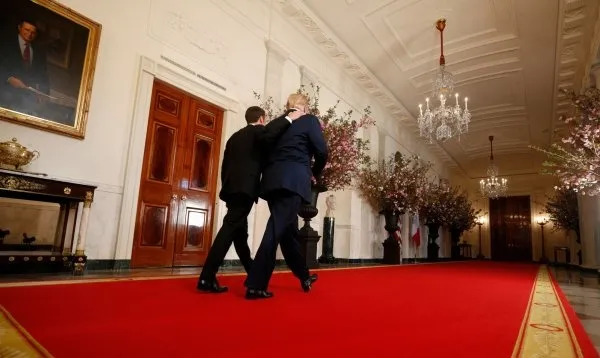 Trump Macron'u böyle götürdü-8