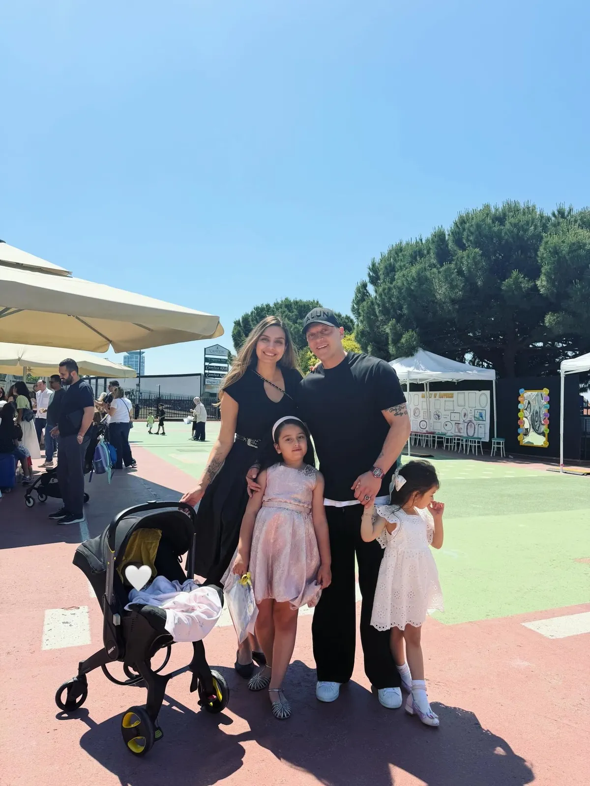 mesut-ozil-ile-amine-gulseden-kizlariyla-cekirdek-aile-paylasimi-1780754486597.jpg "Minik güzel ailem, Elhamdülillah" diyerek paylaştılar! Amine Gülşe ve Mesut Özil'den hayranlarını mest eden sıcacık kare-6