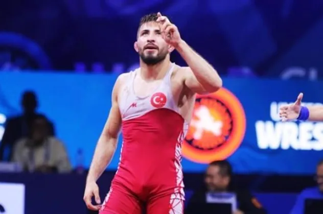 Milli güreşçi Süleyman Atlı'dan büyük zafer! Altın geldi...