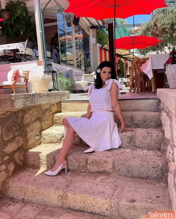 Aleyna Tilki’nin annesi Havva Öztel tatil paylaşımıyla tozu dumana kattı! Beyaz minisiyle taş merdivenlerde poz verdi ilgi odağı oldu - 10