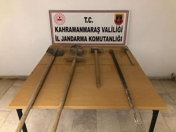tam-kapanmada-kacak-kazi-yapan-4-kisi-sucustu-yakalandi-1620248015310.jpg Tam kapanmada kaçak kazı yapan 4 kişi suçüstü yakalandı-1