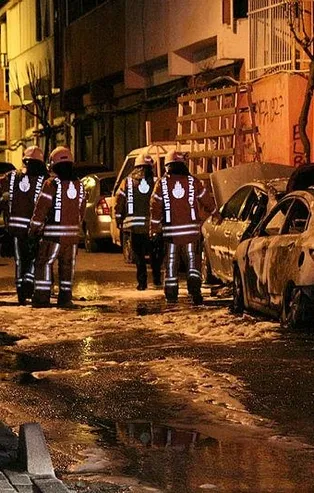 Son dakika: İstanbul Şişli'de araçların lastiklerini kesip ateşe verdiler