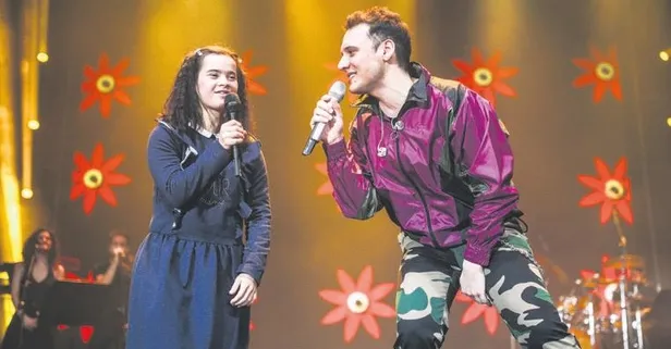 Popçu Edis ve oyuncu Beste Özdemir'den alkışlık hareket!