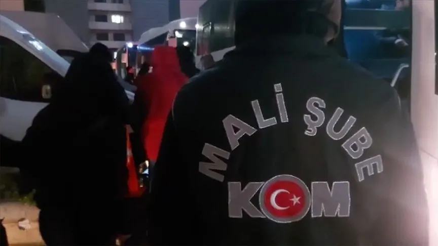 8-ilde-yasa-disi-bahis-operasyonu-1-milyar-600-milyon-tllik-kara-para-trafigine-darbe-1778000079294.jpeg Sahte MİT'çinin milyarlık kirli çarkına devlet balyozu | 8 ilde baskın: 37 gözaltı! Paravan şirketlere kayyum atandı-6