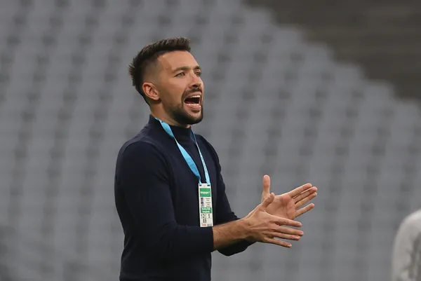 son-dakika-fenerbahcenin-yeni-hocasi-belli-oluyor-karagumruk-francesco-farioli-ile-yollari-ayirdi-1639671135553.jpg SON DAKİKA: Fenerbahçe'nin yeni hocası belli oluyor! Karagümrük Francesco Farioli ile yolları ayırdı-2