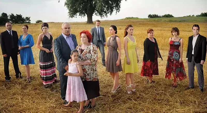18-yil-sonra-ortaya-cikti-yaprak-dokumunde-seyirciye-yok-daha-neler-dedirtecek-hata-1723119698628.jpeg 18 yıl sonra ortaya çıktı! Yaprak Dökümü'nde seyirciye yok daha neler dedirtecek hata-7